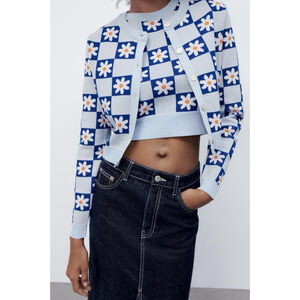 B07-Women's Zara Cardigan, Size S, Light Blue and Navy daisies print